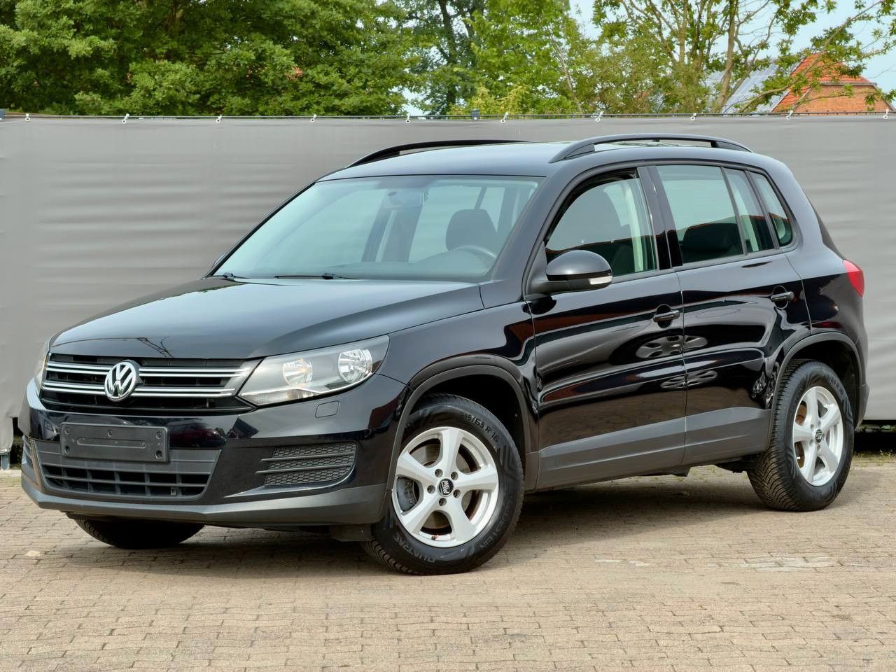 Volkswagen Tiguan - 1