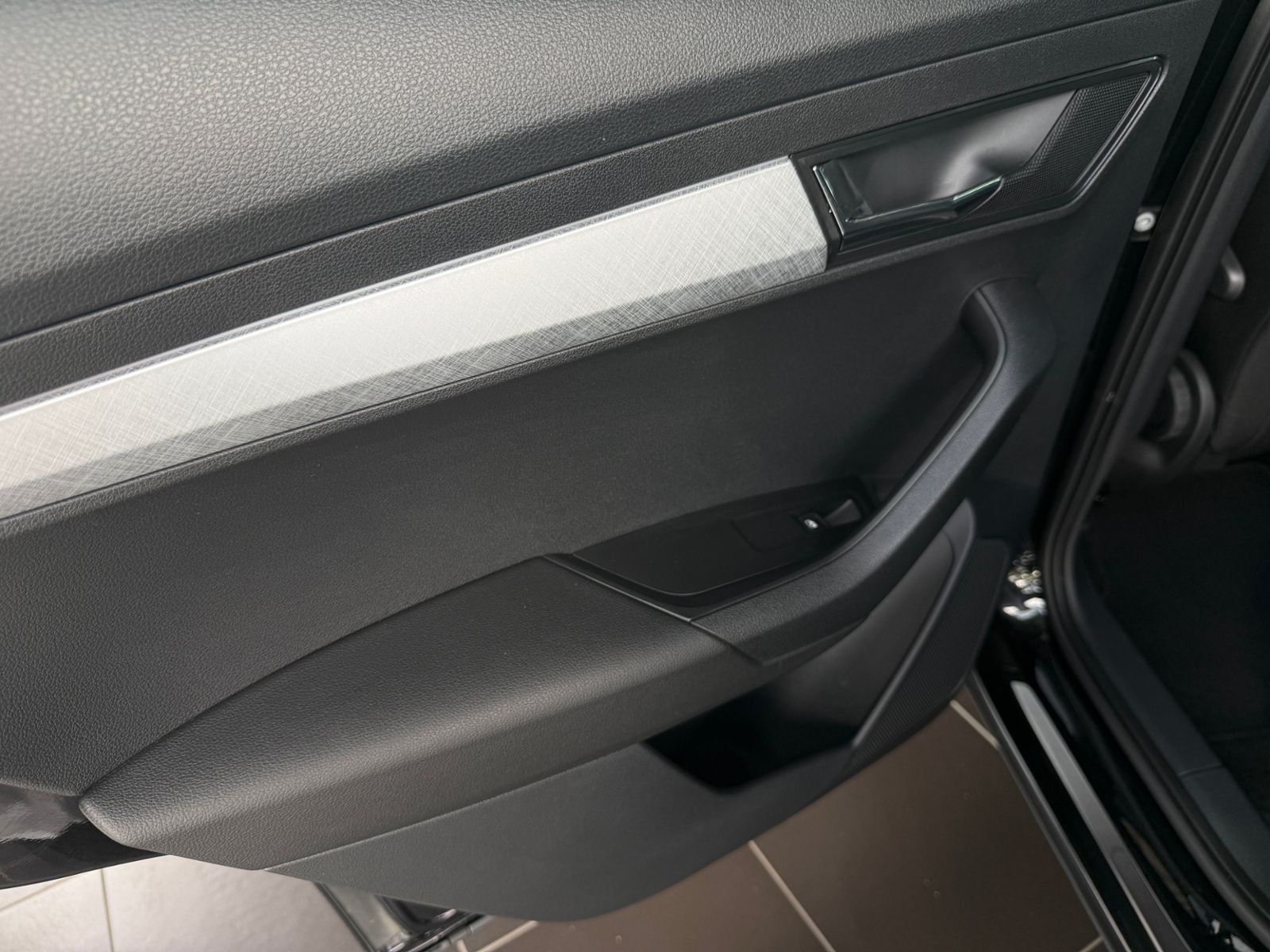 Fahrzeugabbildung SKODA KAROQ 1.5 TSI DSG AHK AMB LED NAVI