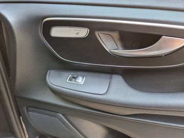 Mercedes V 220 - 12