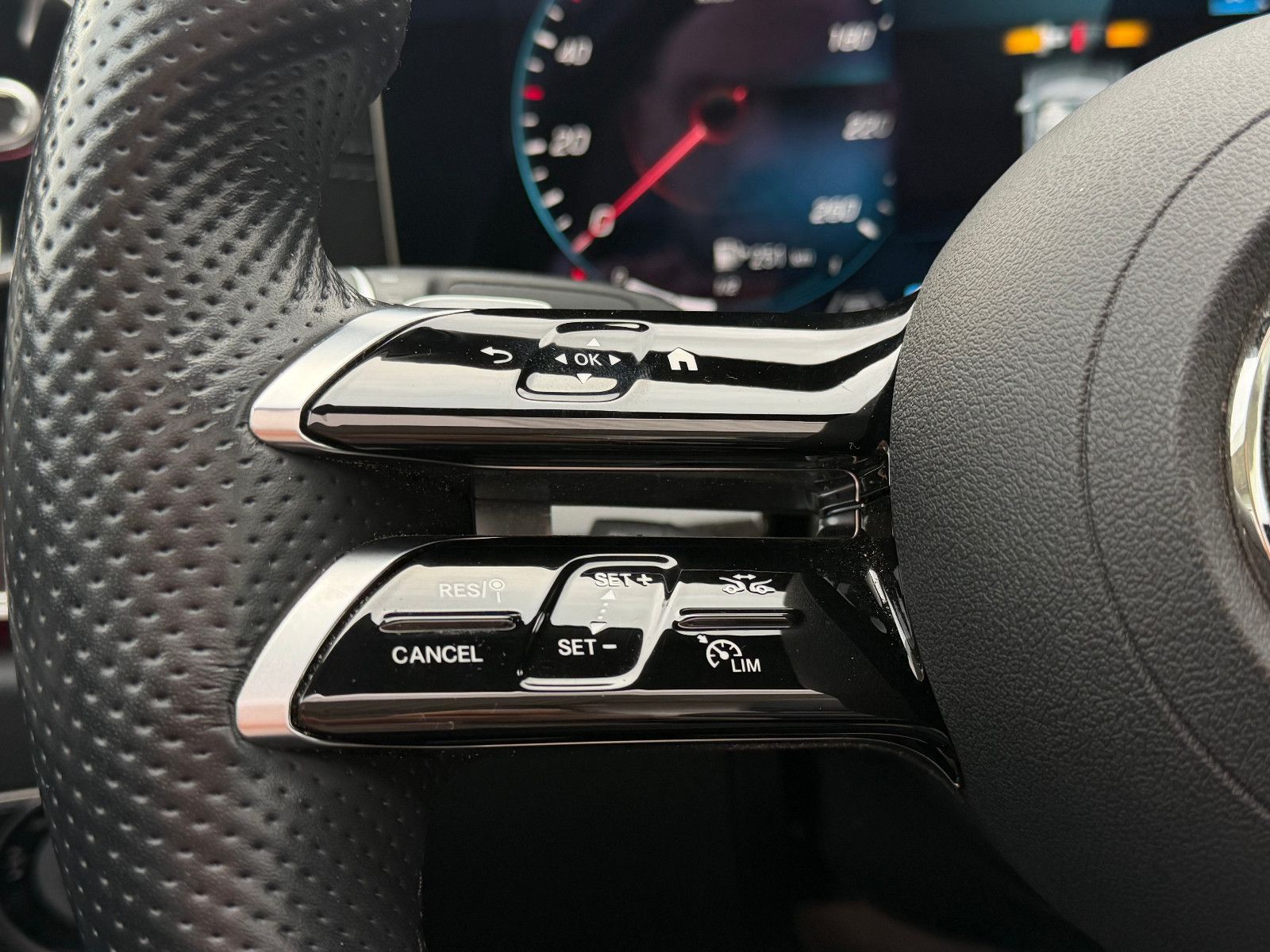 Fahrzeugabbildung Mercedes-Benz E 450 Cabrio AMG/BURMESTER/HUD/AMBIENTE/MASSAGE/