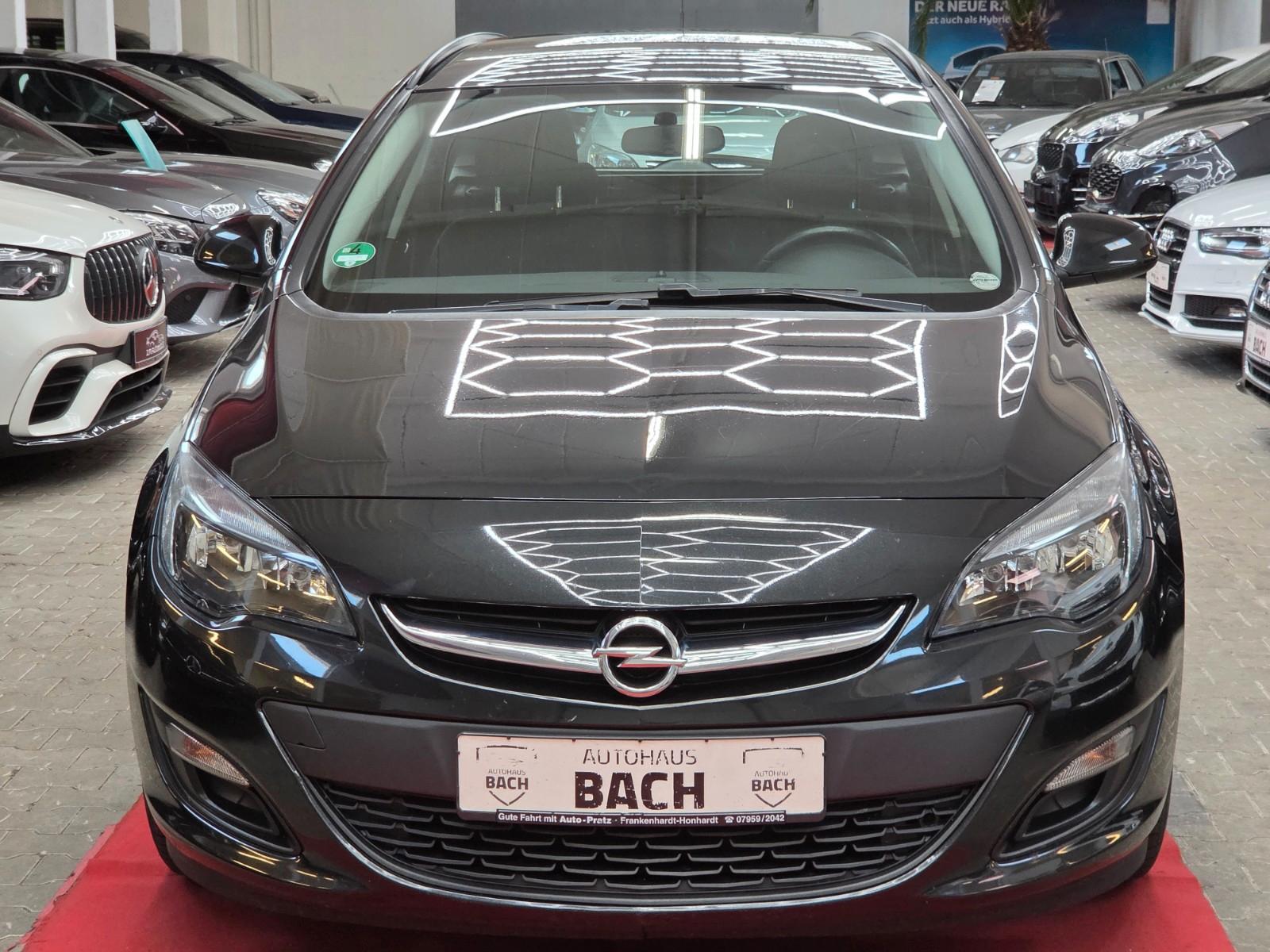 Opel Astra 2015 — вигляд ззаду