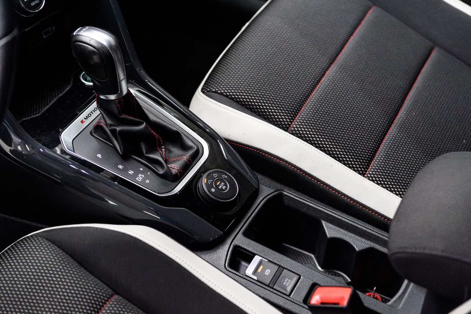 Fahrzeugabbildung Volkswagen T-Roc Sport 2.0 DSG 4Motion AHK SHZ ACC