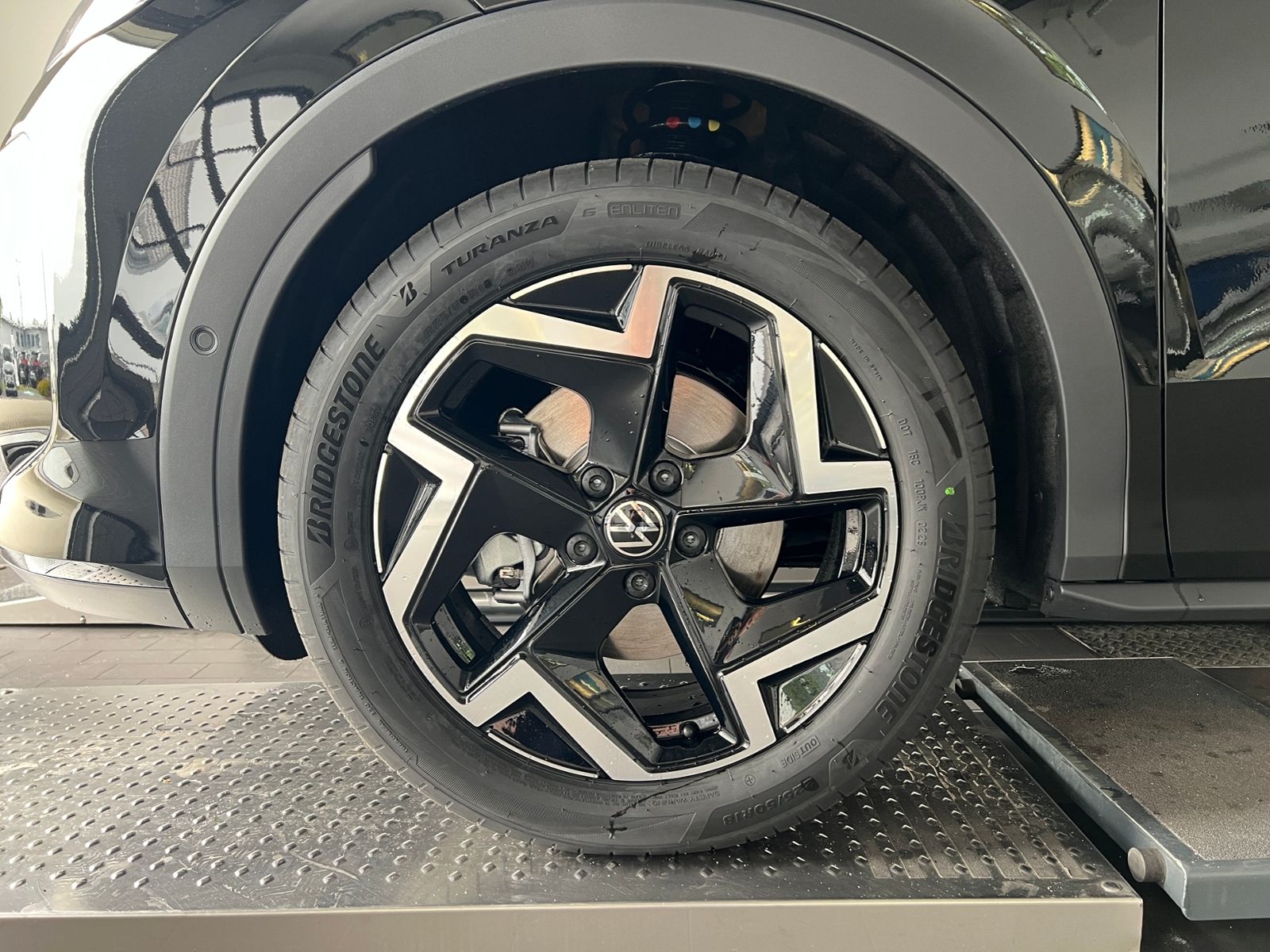 Fahrzeugabbildung Volkswagen T-Roc R-Line 1.5 eTSI DSG *AHK, LED, ACC, 18"-LM
