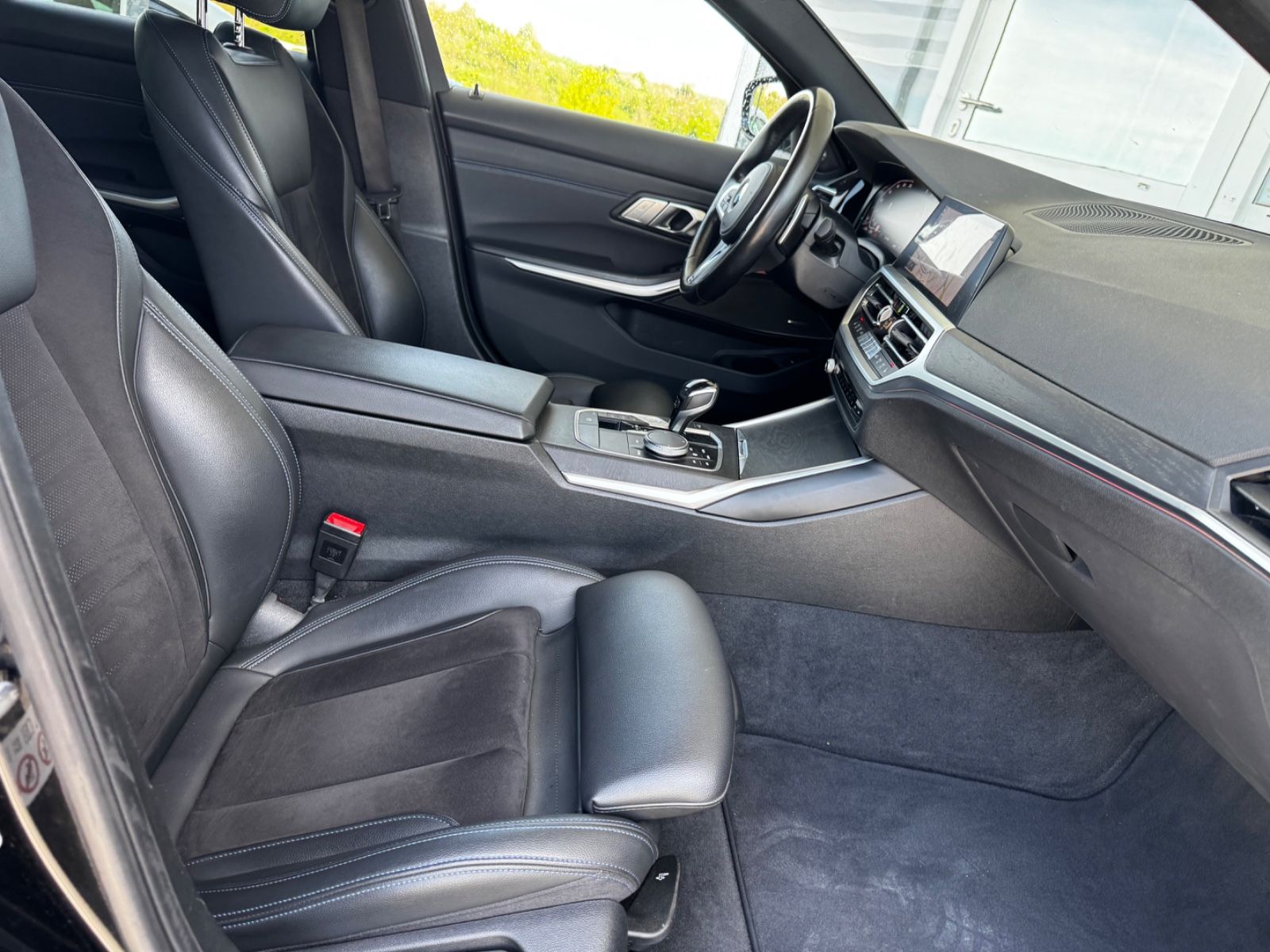 BMW 320d xDrive M-Sportpaket LED Navi Leder foto 15