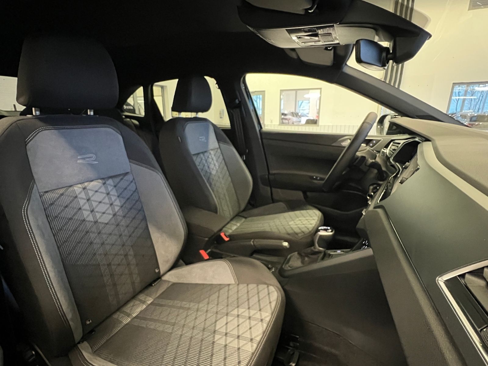 Fahrzeugabbildung Volkswagen Taigo R-Line 1.5 TSI DSG *AHK, 17"-LM, "IQ.DRIVE