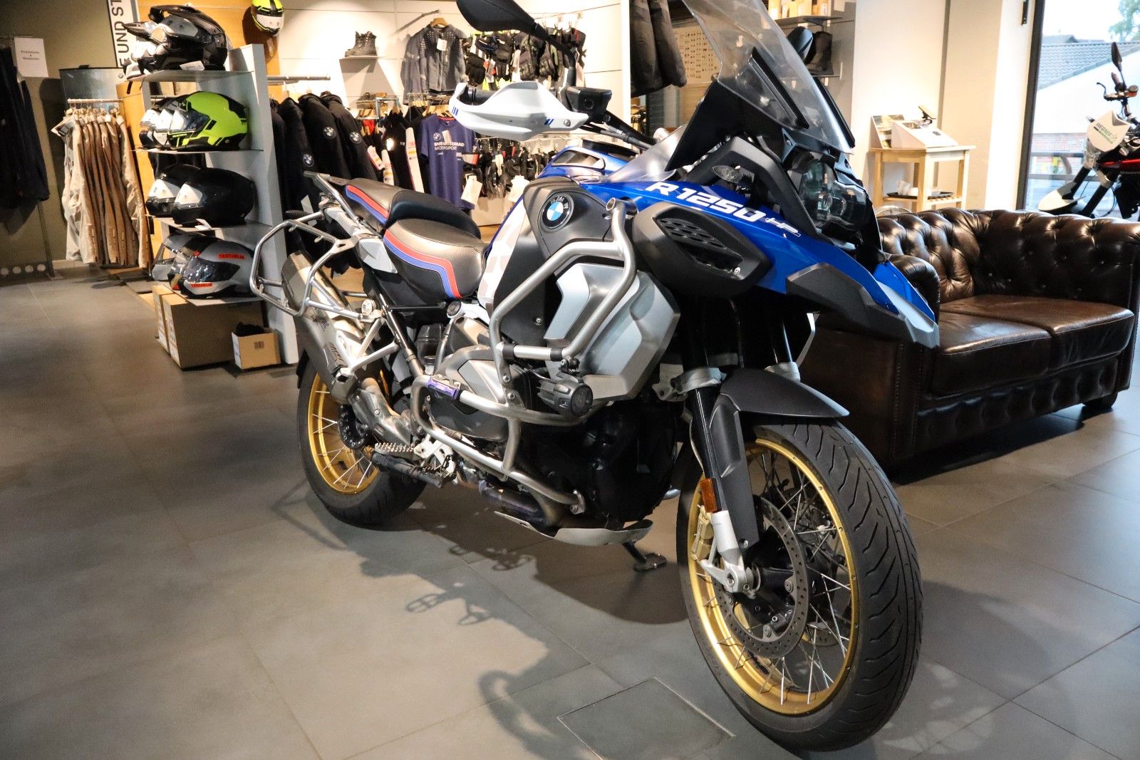 Fahrzeugabbildung BMW R1250GS ADV mit Akrapovic & Tieferlegung