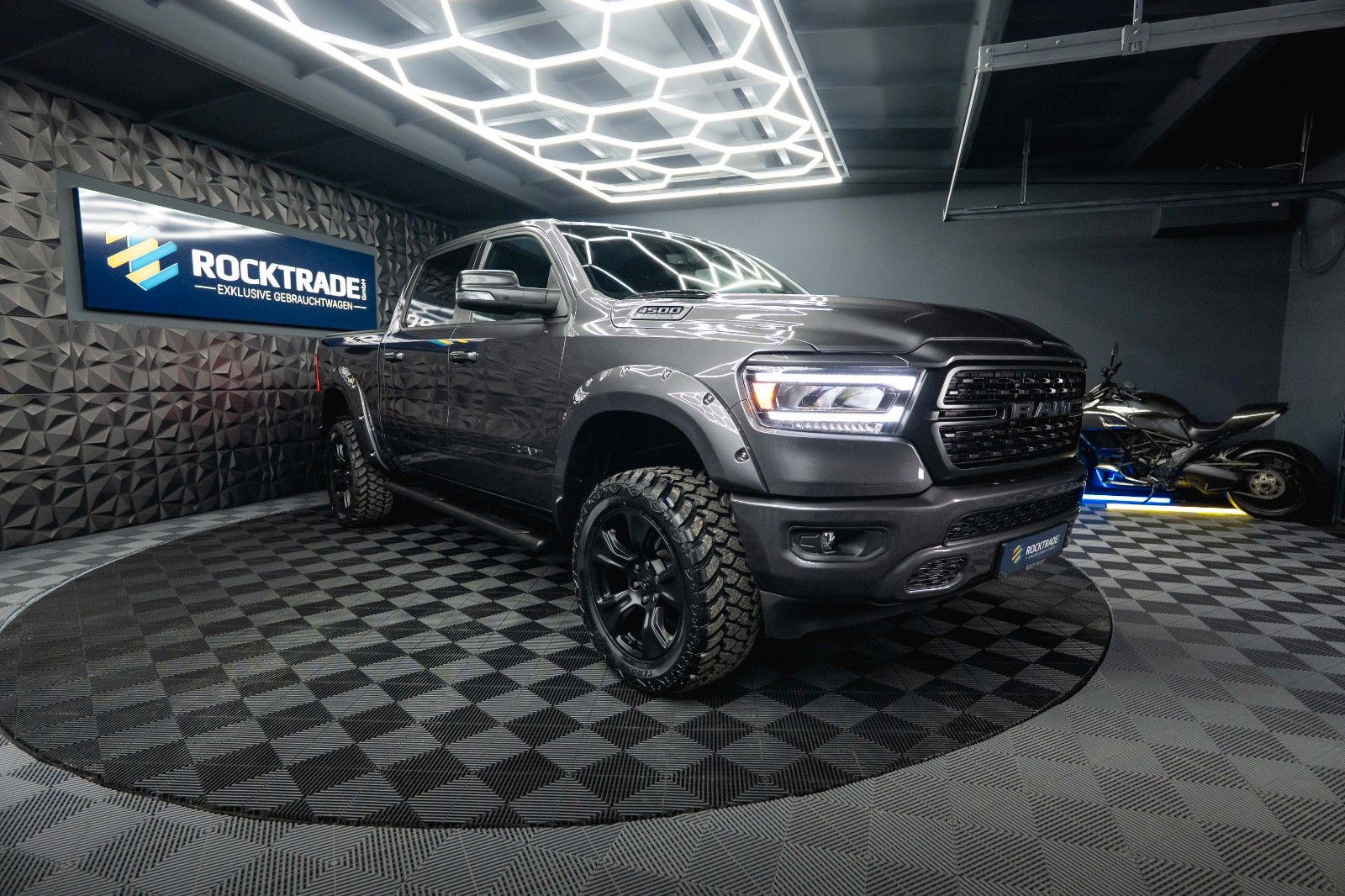 Fahrzeugabbildung Dodge RAM 5.7 V8 HEMI 4x4 OFFROAD Night-Paket *LED*19%