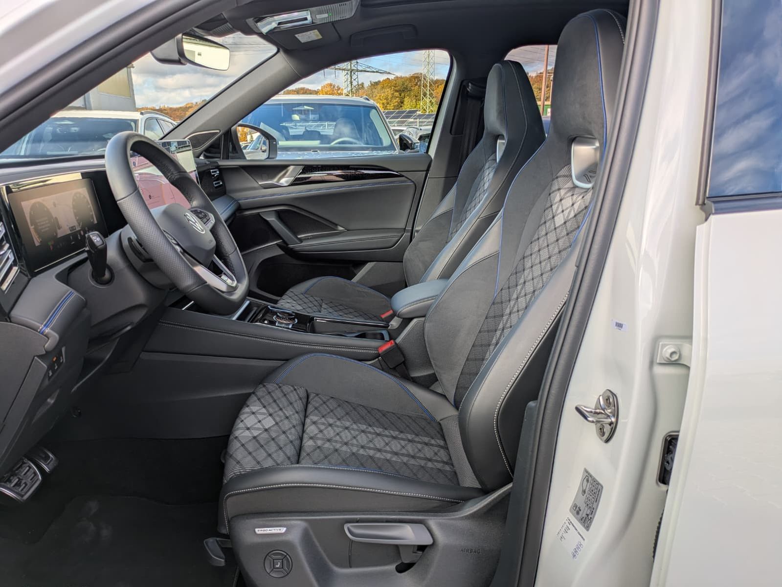 Fahrzeugabbildung Volkswagen Tiguan 2.0 TDI 4M R-Line PANO*H&K*AHK*MATRIX*20"