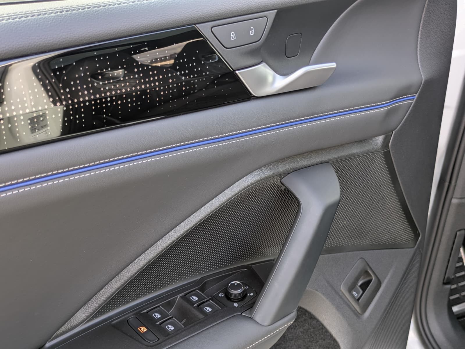 Fahrzeugabbildung Volkswagen Tiguan 2.0 TDI 4M R-Line PANO*H&K*AHK*MATRIX*20"