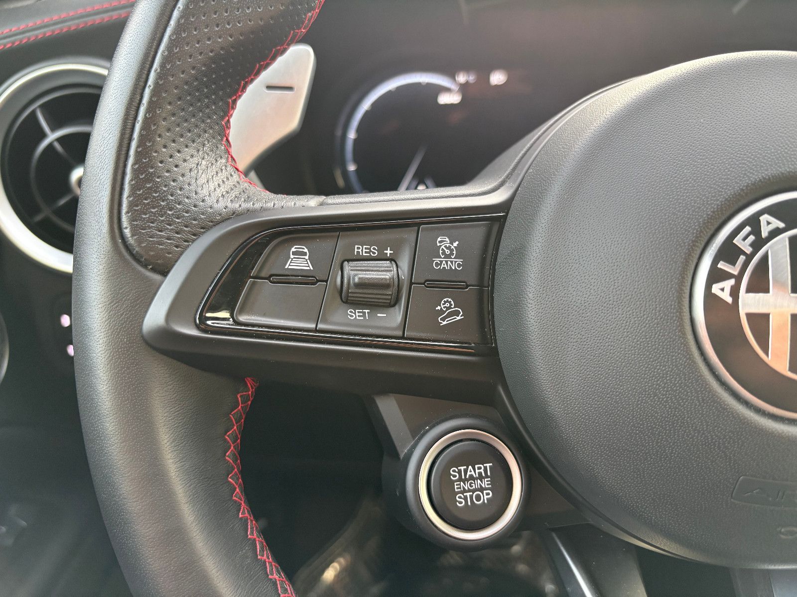 Fahrzeugabbildung Alfa Romeo Stelvio Competizione Q4/HARMAN/KARDON/KAMEERA