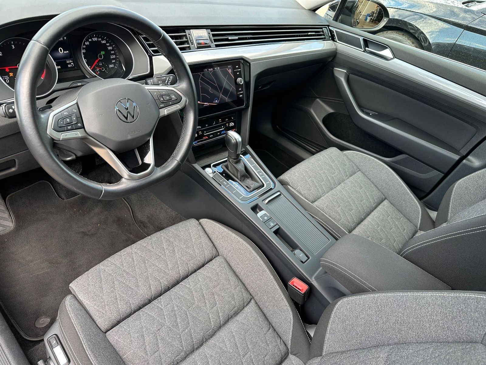 Fahrzeugabbildung Volkswagen Passat Variant 2.0 TDI DSG Business NAV+LED+PANO