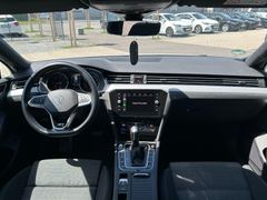 Fahrzeugabbildung Volkswagen Passat Variant 2.0 TDI DSG R-Line LED ACC Kamera