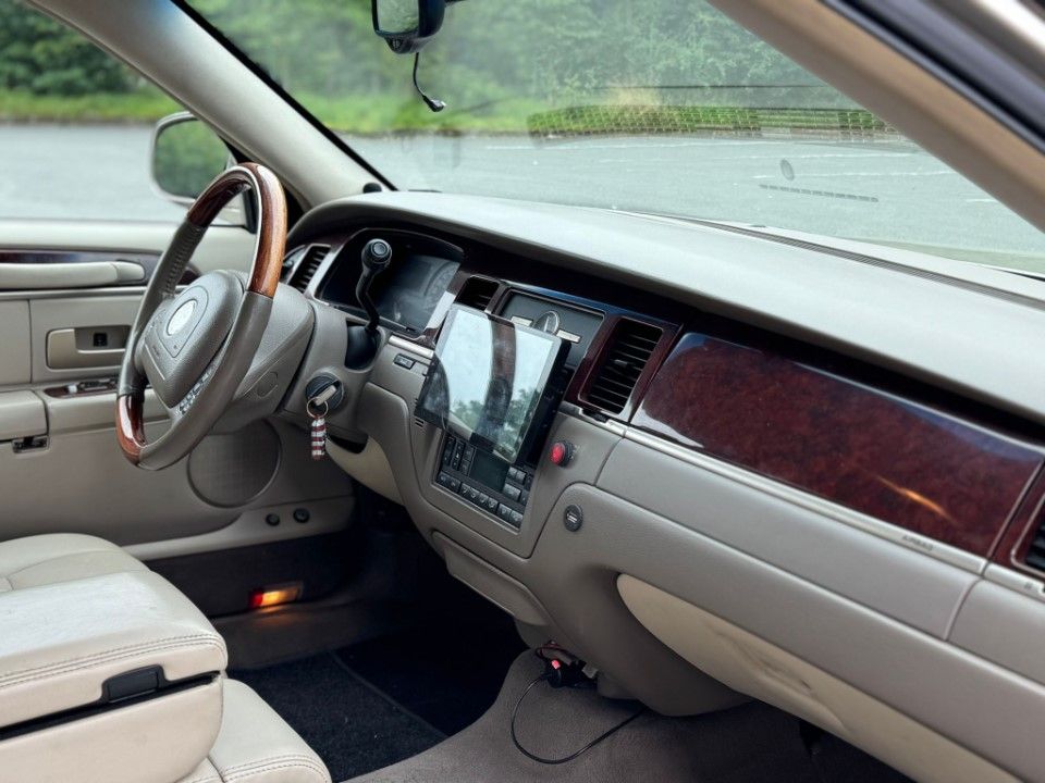 Fahrzeugabbildung Lincoln Town Car Signature Limited LPG HU AU Frisch