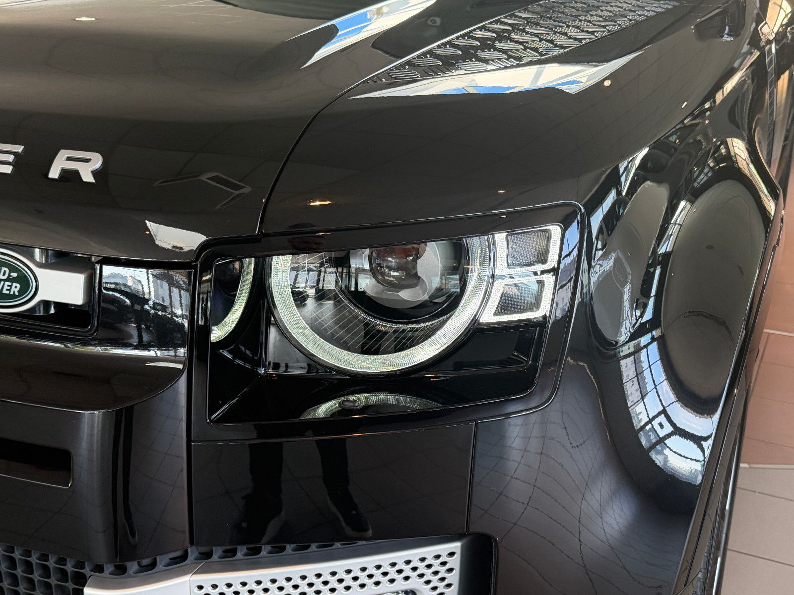 Fahrzeugabbildung Land Rover Defender 110 XS Edition/PANO/AHK/MERIDIAN/3D-KAM