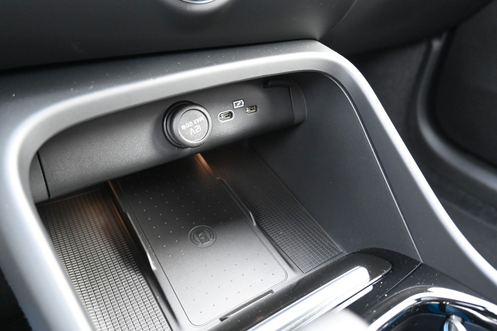 Fahrzeugabbildung Volvo XC40 B4 Black Ultra Dark*FSHZG*PANO*360°*ACC