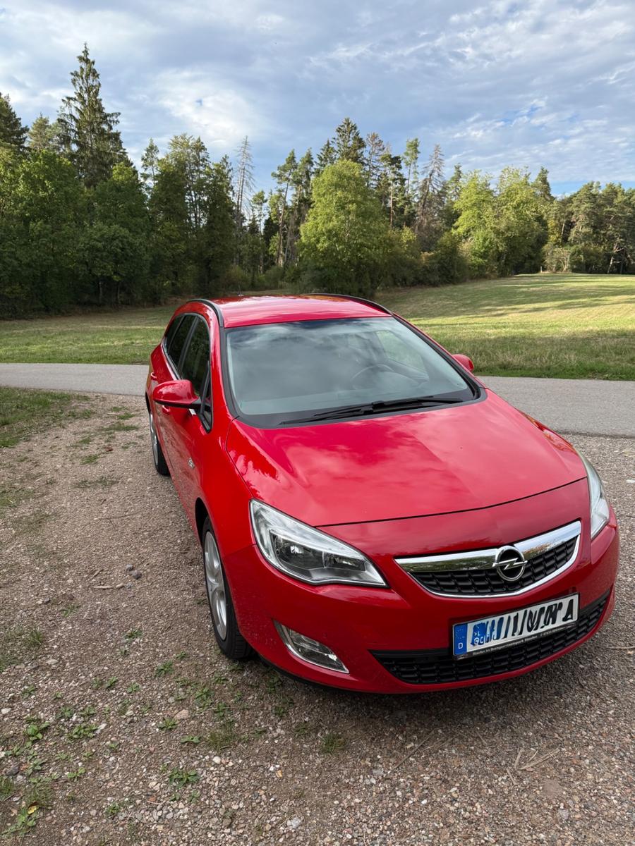 Opel Astra 2011 — photo 9