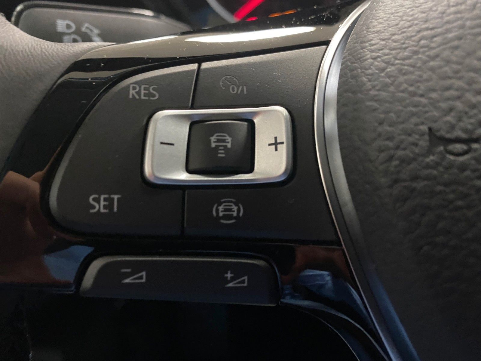 Fahrzeugabbildung Volkswagen Touran 1.5 TSI OPF DSG Highline R-Line+NAVI+LED+