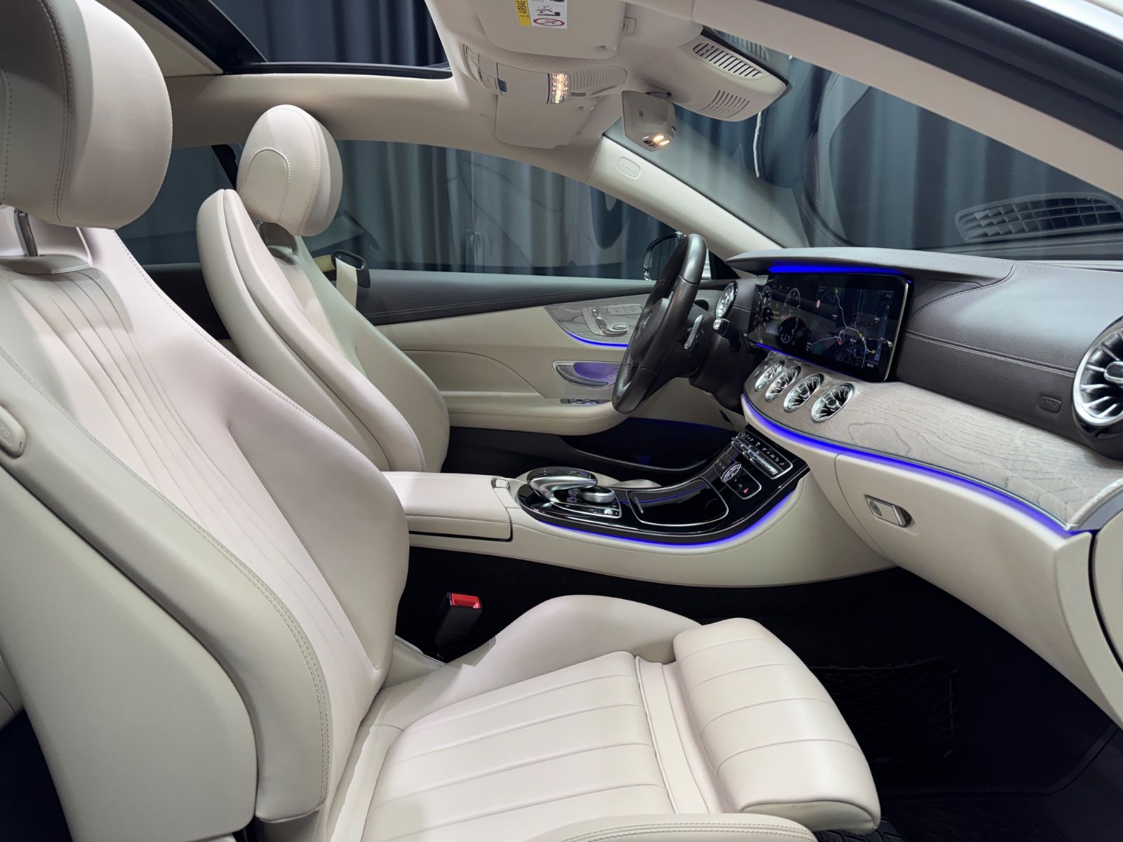 Fahrzeugabbildung Mercedes-Benz E 300 Coupe|AMG-LINE|WIDE-SCREEN|PANO|DESIGNO|