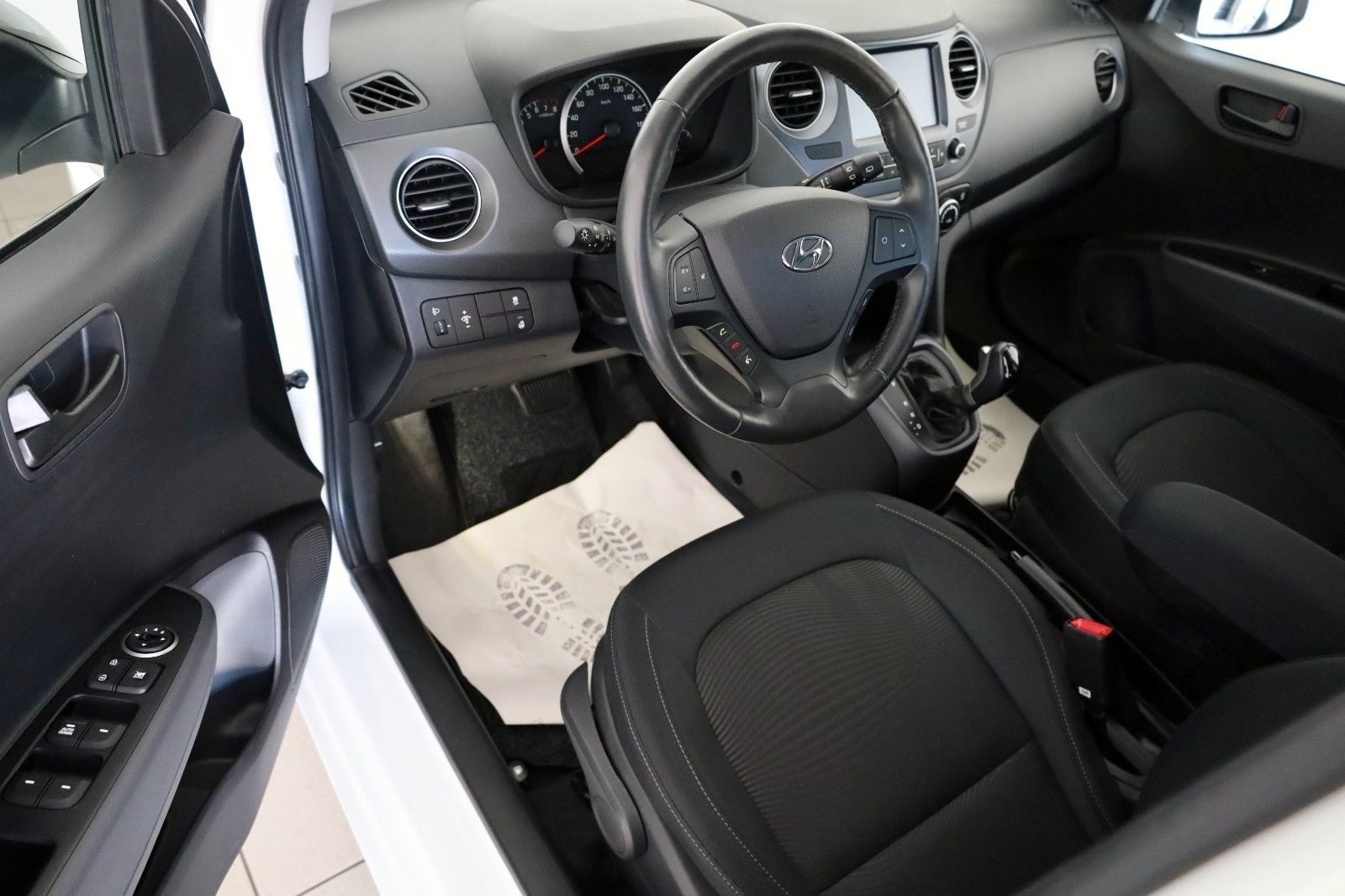 Fahrzeugabbildung Hyundai i10 YES! Plus,Autom.,Navi,SH, PDC, 8fach bereift