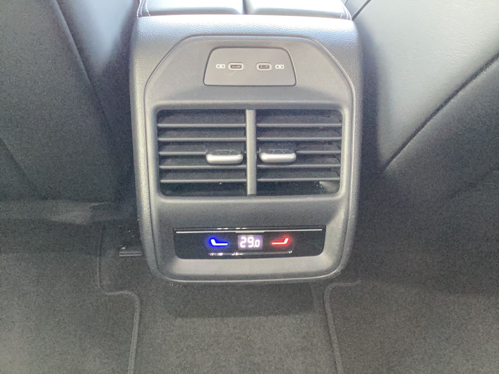 Fahrzeugabbildung Volkswagen Passat TDI DSG Elegance MATRIX ACC AHK AID NAVI