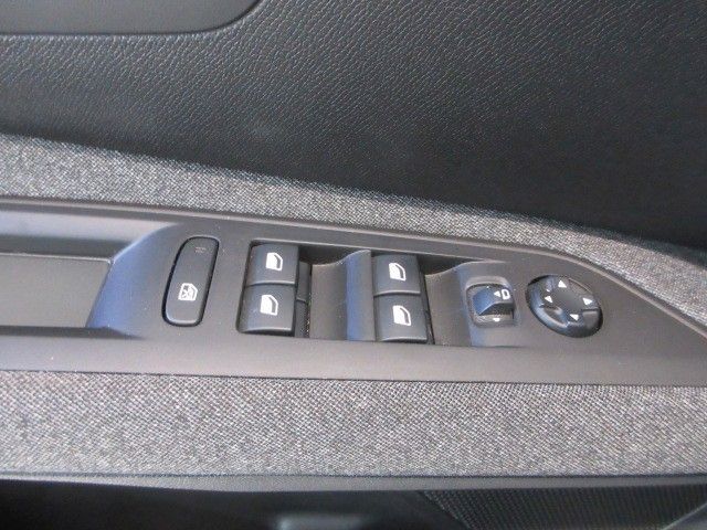 Fahrzeugabbildung Peugeot 5008 Active 1.2T NAVI/AHK/PDC/SHZ/7-SITZER/TEMPO