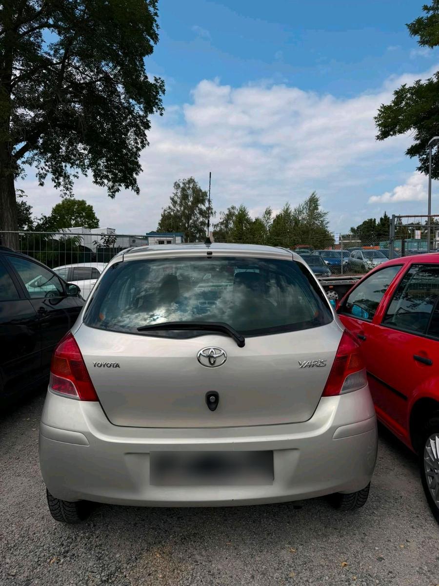 Toyota Yaris 2009 — interior