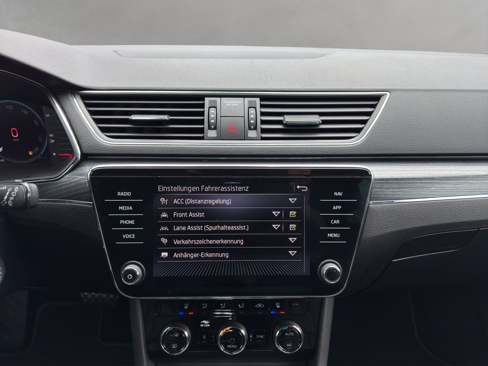 Fahrzeugabbildung SKODA Superb Combi 2.0 TDI DSG/ACC/CAM/ST-HZG/MATRIX/