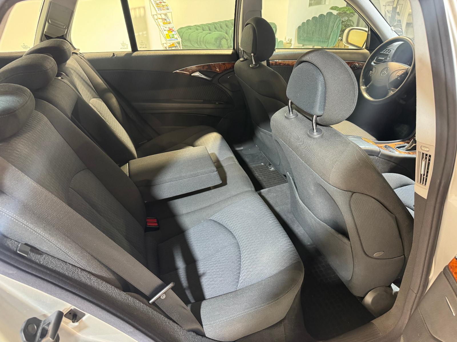 Mercedes-Benz E200 2004 — photo 17