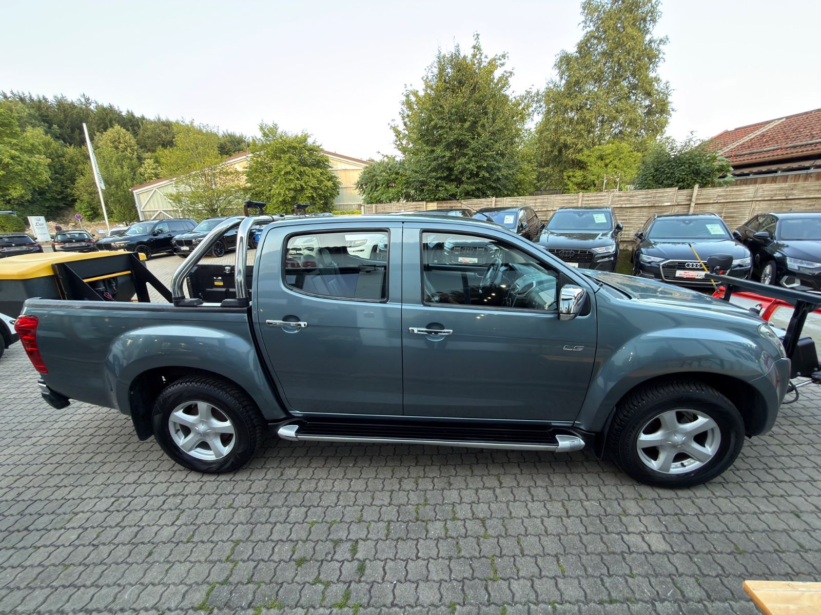 Fahrzeugabbildung Isuzu D-Max Double Cab 4WD Premium|SCHNEEPFLUG|AUTOMAT