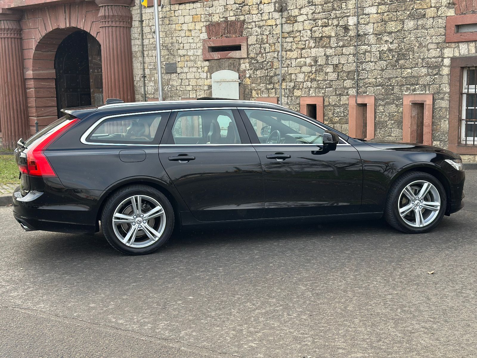 Fahrzeugabbildung Volvo V90 KOMBI GEARTRONIC MOMENTUM*PANO+LEDER*