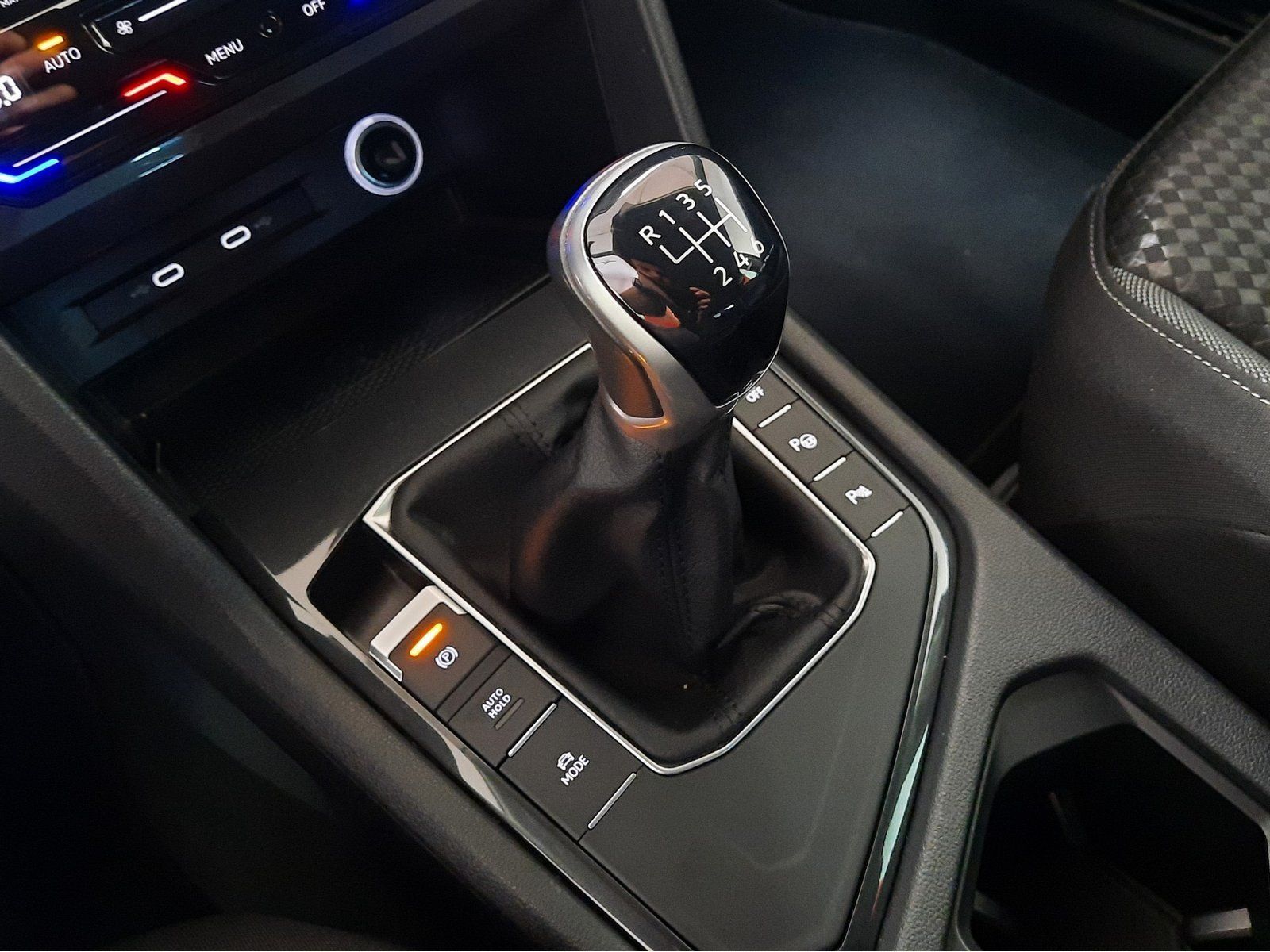 Fahrzeugabbildung Volkswagen Tiguan Active TSI *Navi*Cam*PDC*ACC*LED*Sitzhzg*