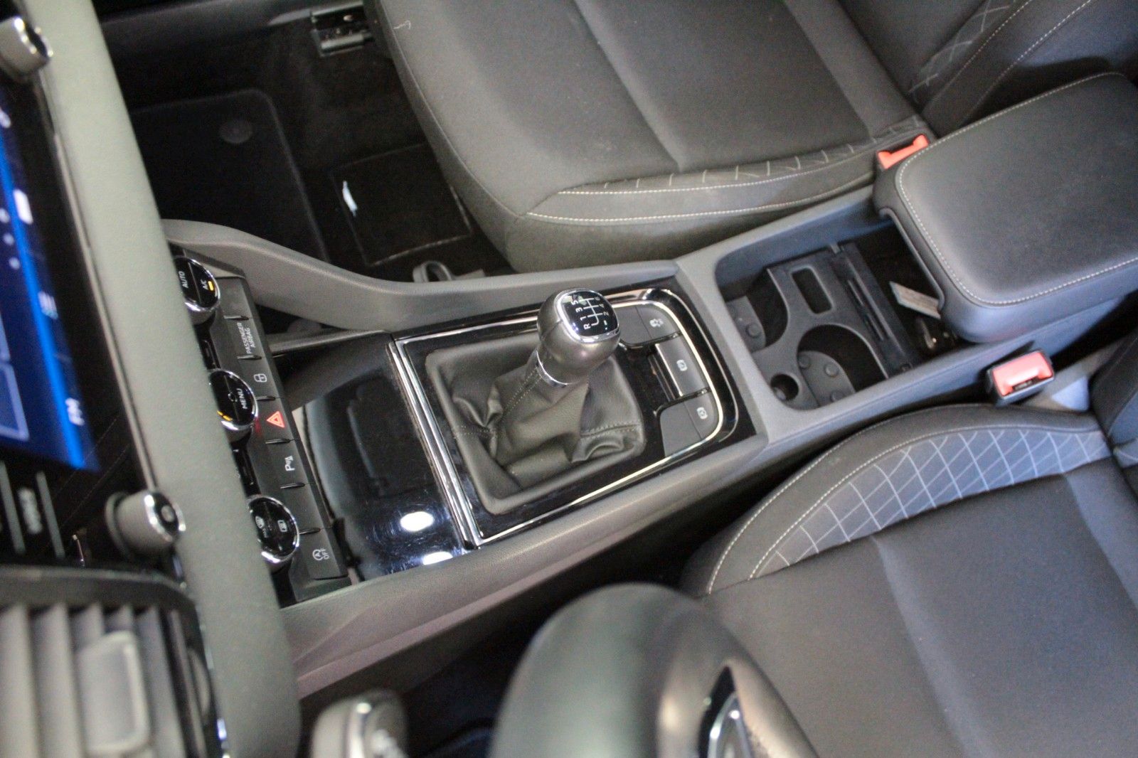 Fahrzeugabbildung SKODA Karoq 1.0 TSI AMBITION  AHK *Allwetter*