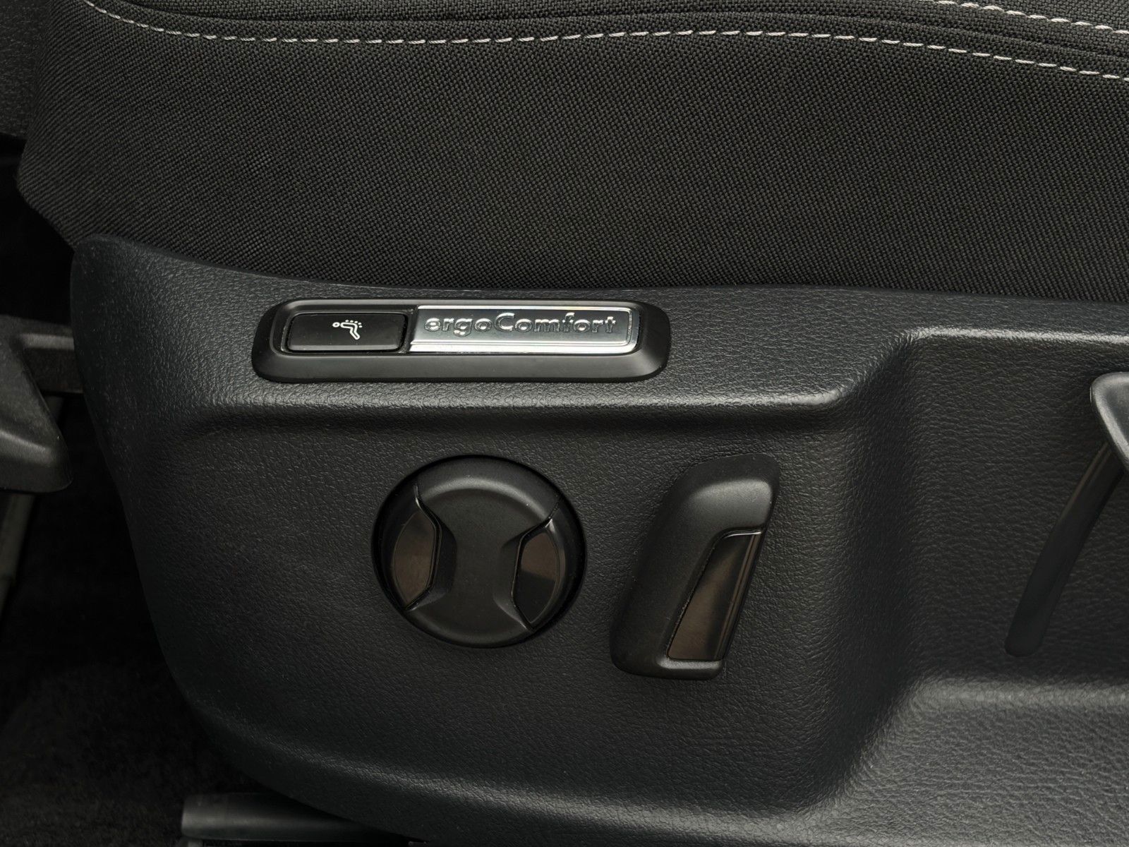 Fahrzeugabbildung Volkswagen Passat Variant 2.0 TSI Buisness Kamera LED ACC