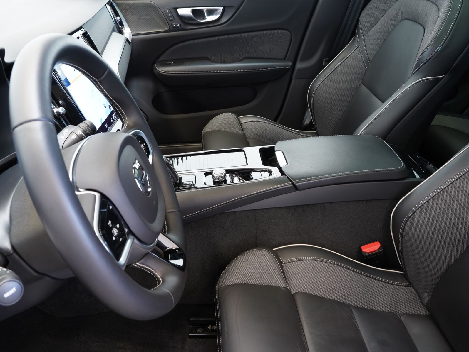 Fahrzeugabbildung Volvo V60 T6 AWD Recharge Plug-In R Design INTELLISAFE