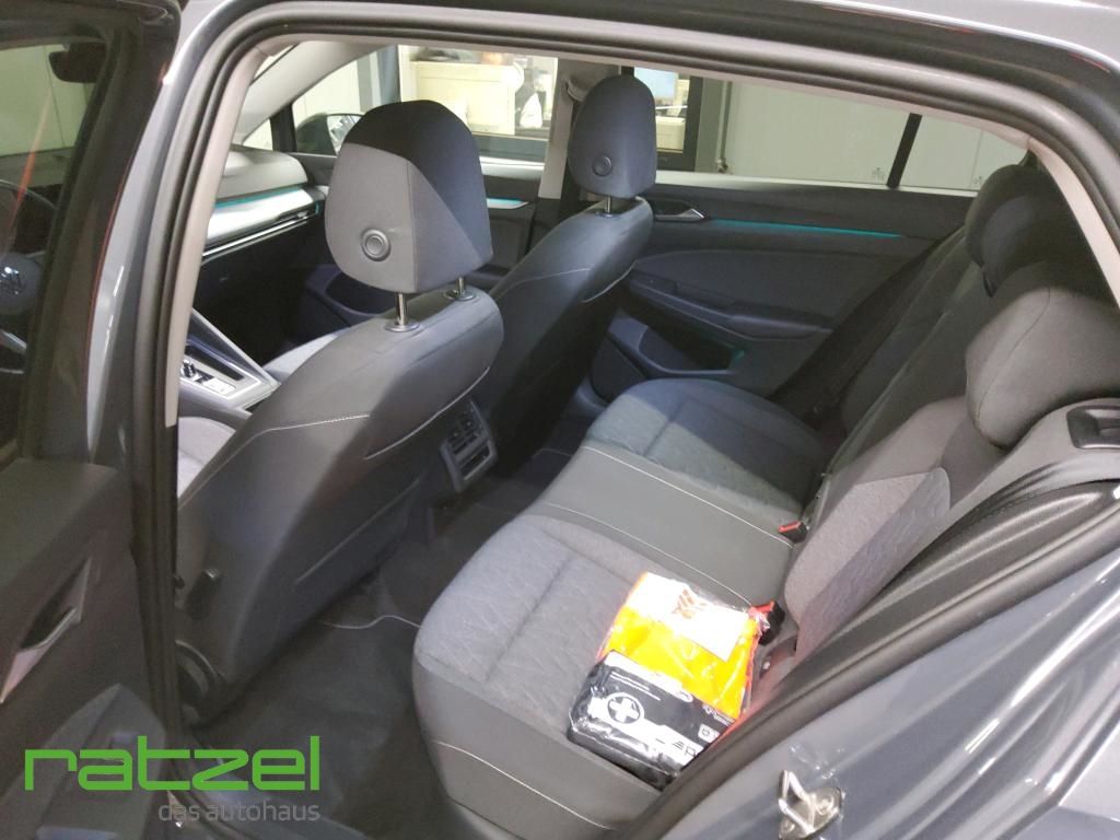 Fahrzeugabbildung Volkswagen Golf VIII Life 2.0 TDI DSG Navi AHK Kamera ACC L