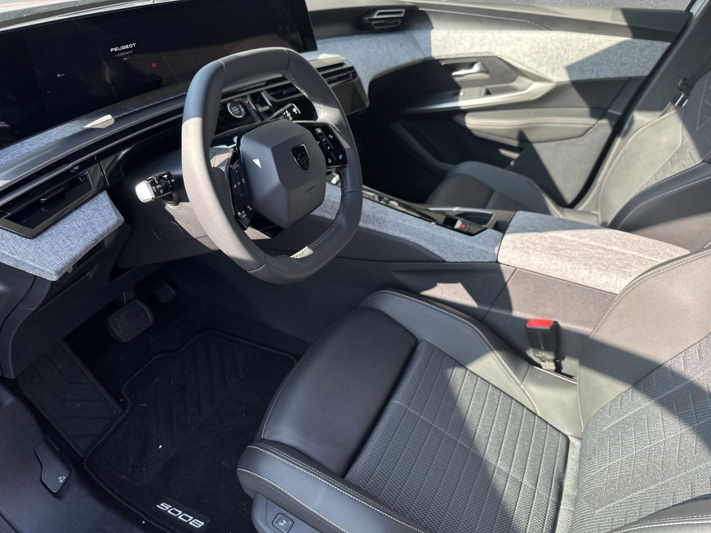 Fahrzeugabbildung Peugeot 5008 Hybrid 136 Allure Digitales Cockpit LED App