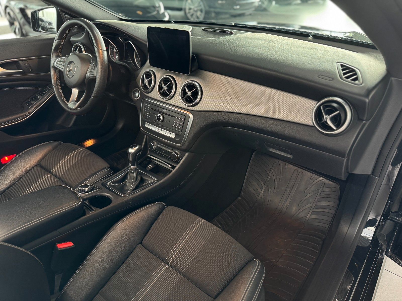 Fahrzeugabbildung Mercedes-Benz CLA 180 Shooting Brake Urban "LED + Business-P."