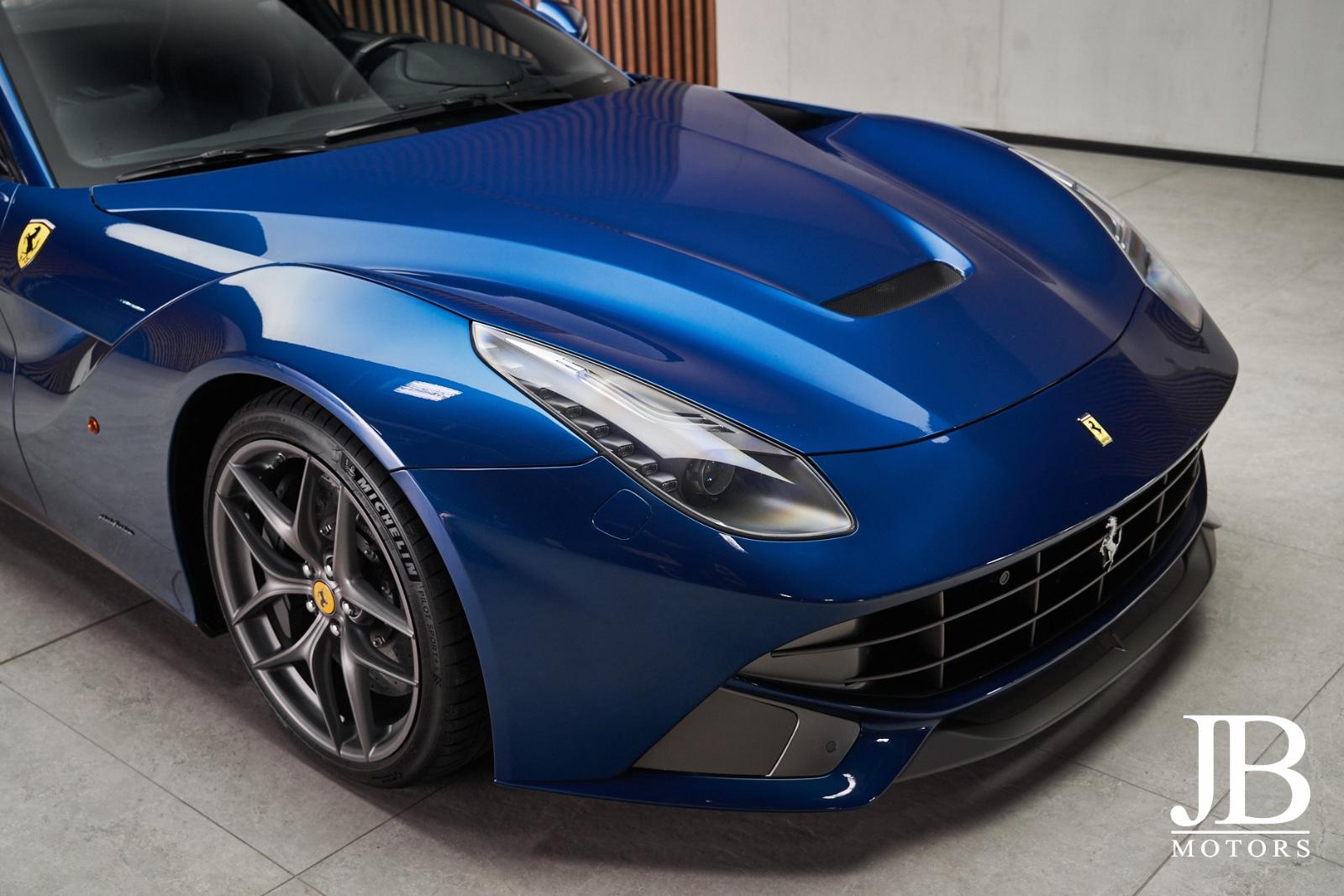 Ferrari F12 Berlinetta V12 740 ch • Atelier Car Blu Abu Dhabi • Carbone • Baquets carbone • Lift • 37 000 km