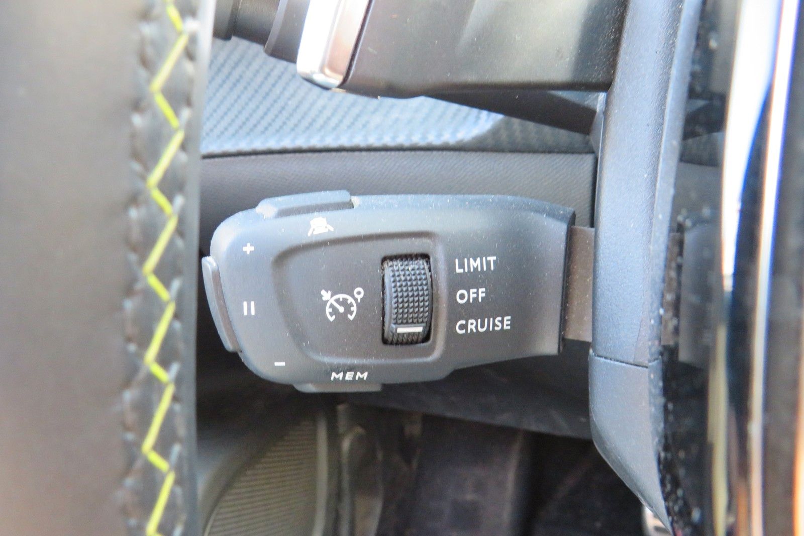 Fahrzeugabbildung Peugeot 2008 GT 8-AUTOMATIK GRA NAVI PDC 1.HAND