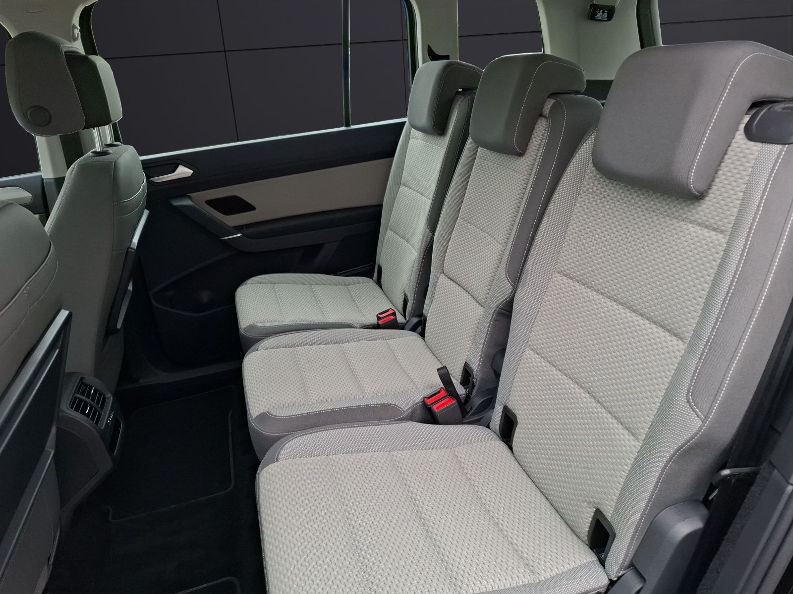 Fahrzeugabbildung Volkswagen Touran TSI Comfortline 7-Si Navi AID ACC PDC SH
