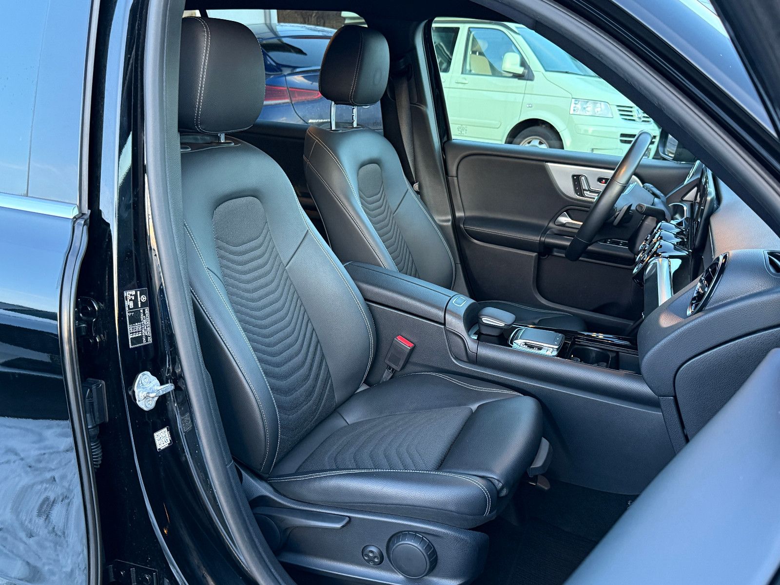 Fahrzeugabbildung Mercedes-Benz GLB 220d 4Matic Aut AHK DAB Navi Memory SHZ PDC