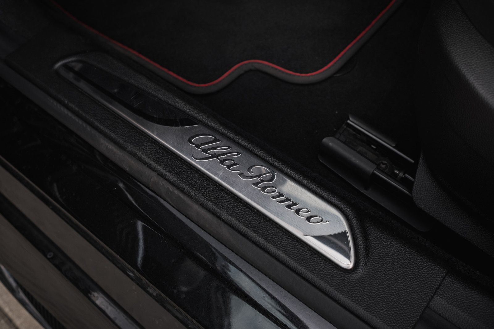 Fahrzeugabbildung Alfa Romeo Giulia Quadrifoglio-Akrapovic-HarmanKardon