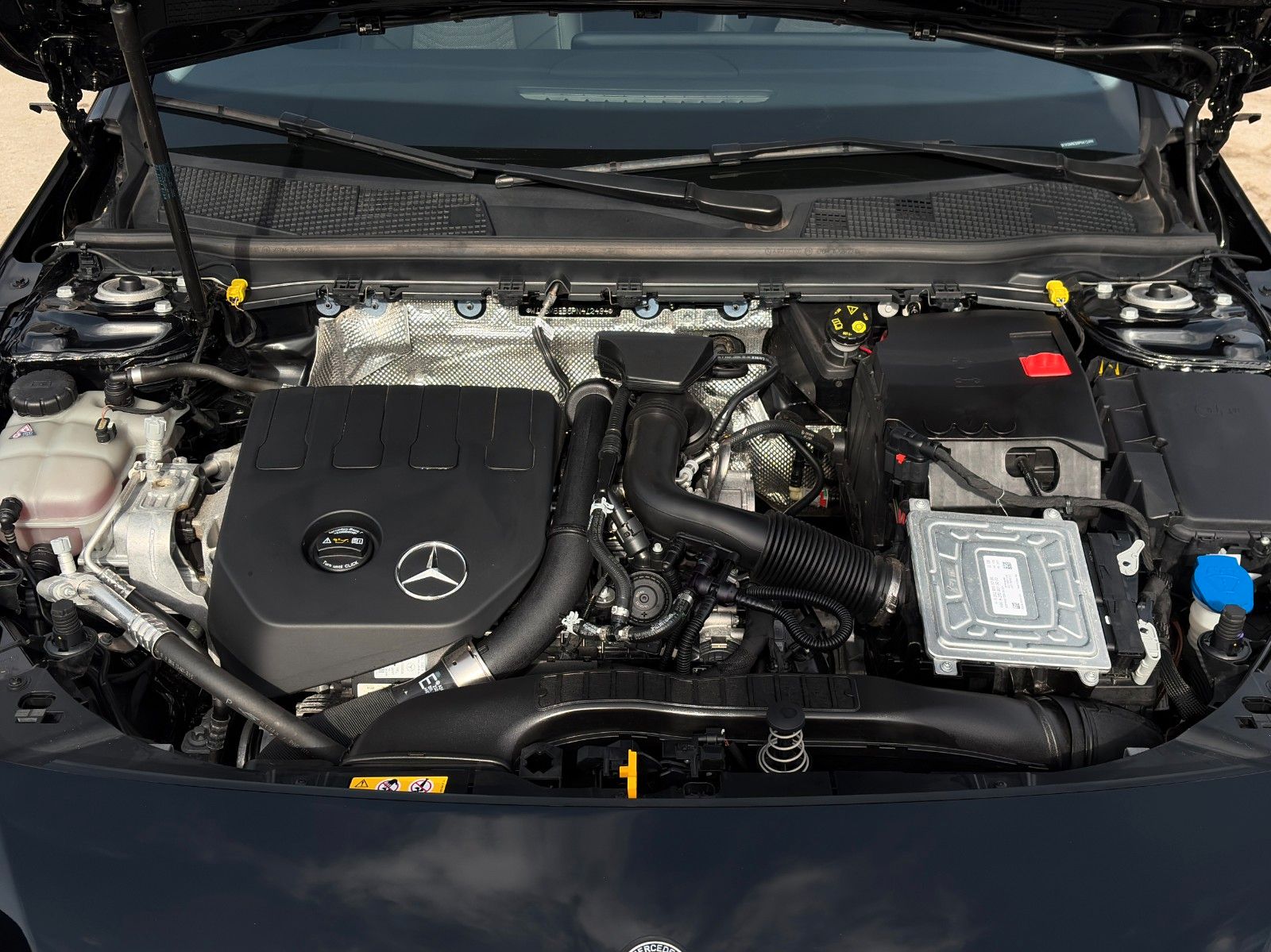 Fahrzeugabbildung Mercedes-Benz CLA 180 Shooting Brake TEMP CarPlay PDC SHZ