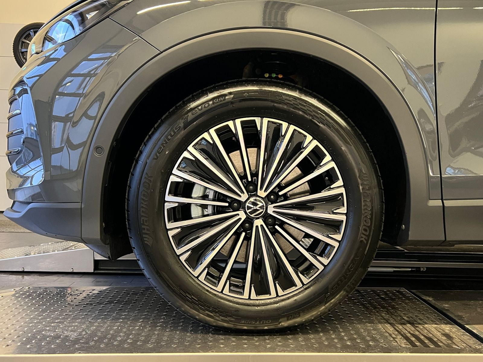 Fahrzeugabbildung Volkswagen Tiguan Life 2.0 TDI DSG *AHK, LED, Kamera, 18''-