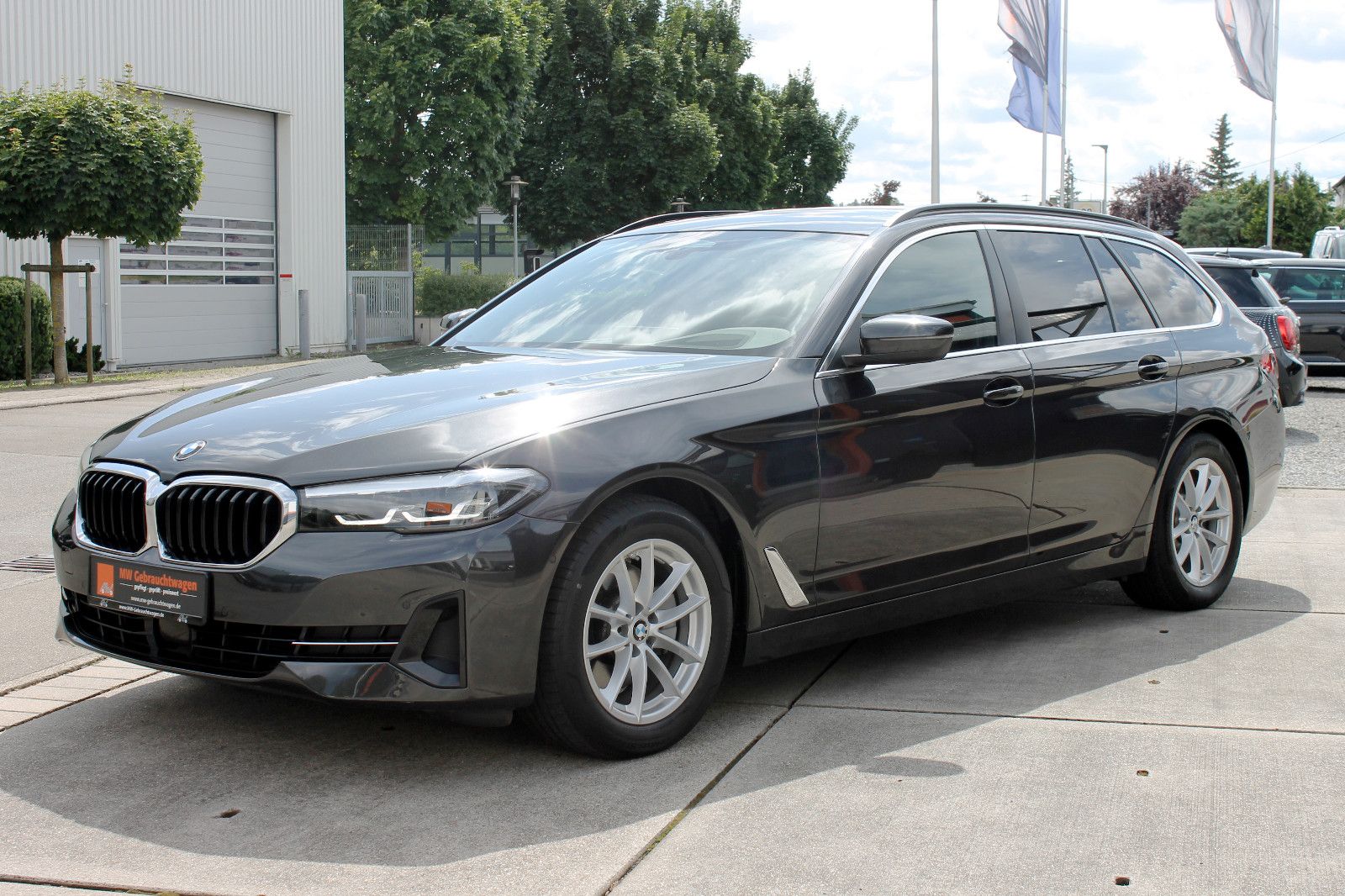 Fahrzeugabbildung BMW 520d Touring Aut. LED ACC KAM PANO HUD AHK StHz