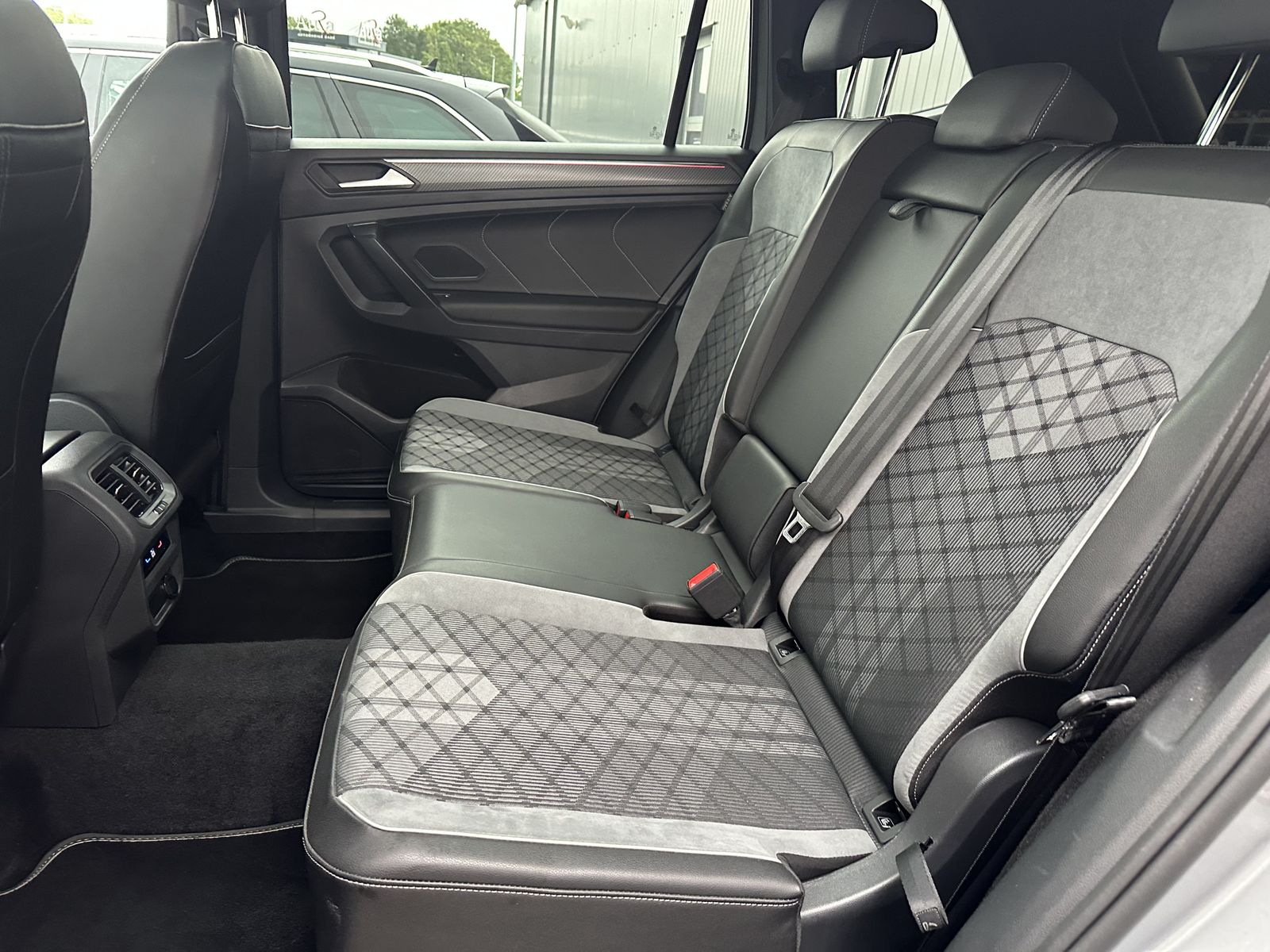 Fahrzeugabbildung Volkswagen Tiguan Allspace R-Line 4M NAV+LED+PANO+AHK+360°