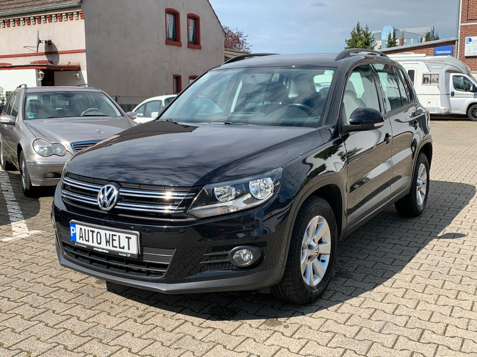 Volkswagen Tiguan - 1