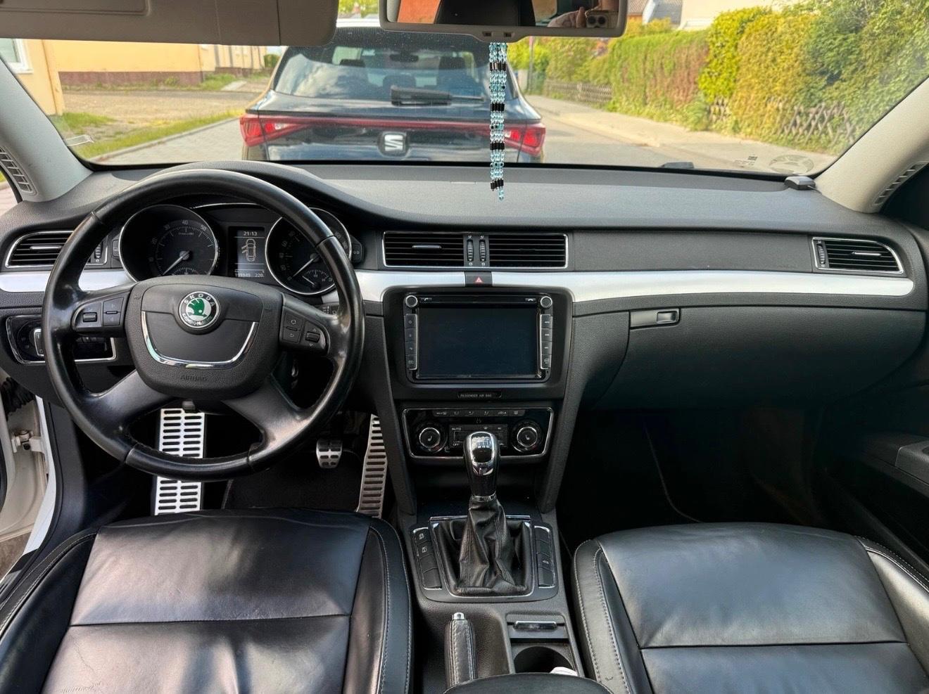 Skoda Superb 2010 — interior