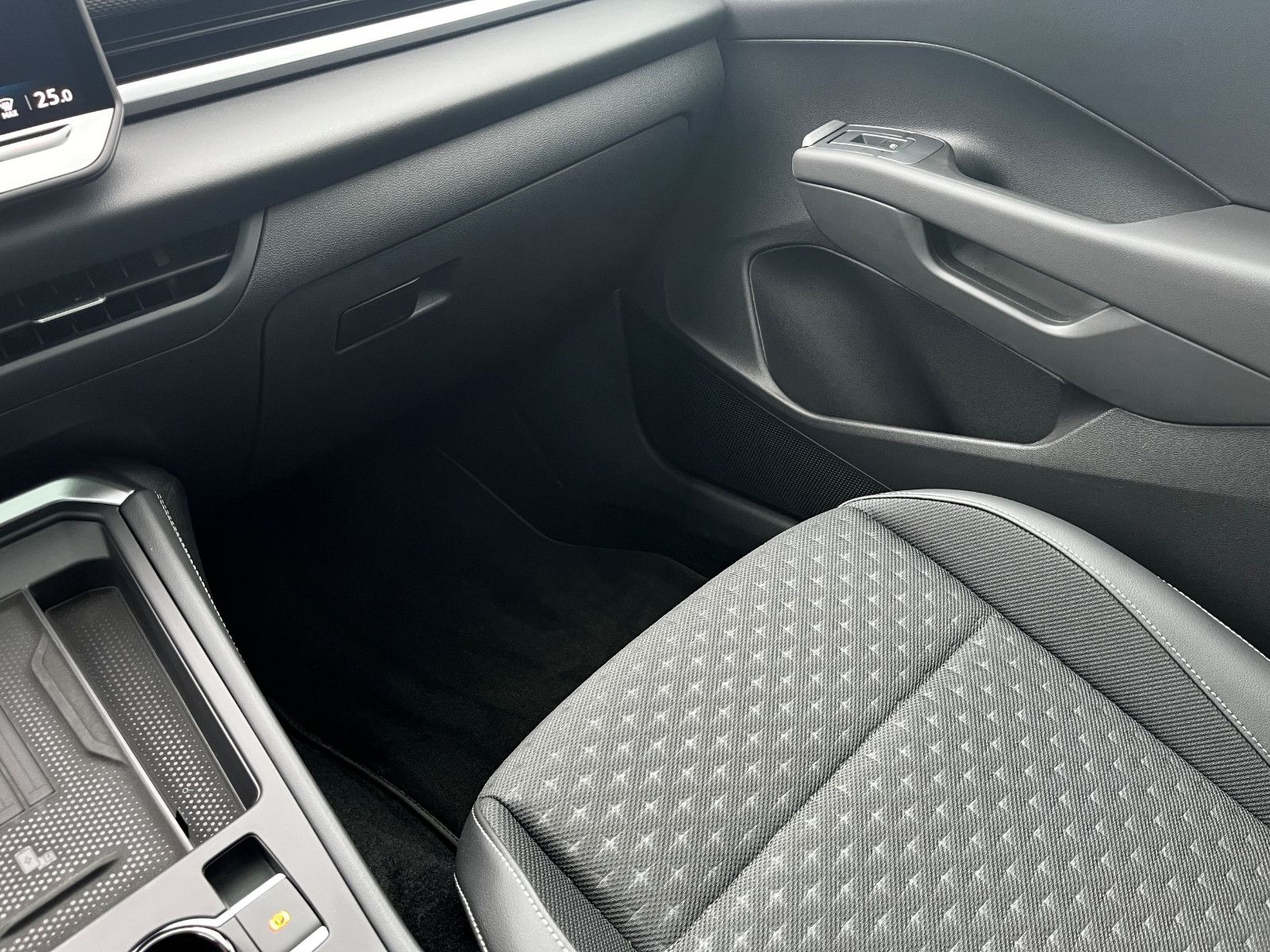 Fahrzeugabbildung Volkswagen T-Roc 1.5 eTSI 140KW ABT R-Line DSG PAN NAV 20"