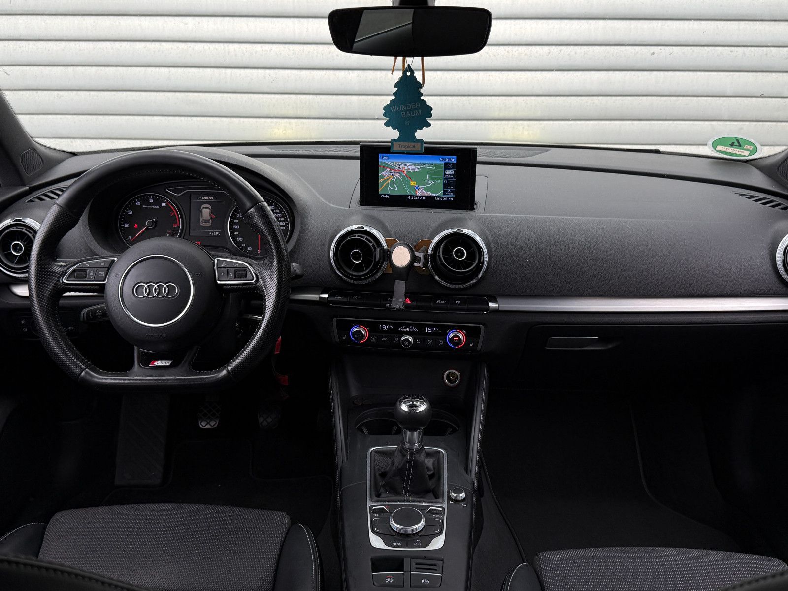 Fahrzeugabbildung Audi A3 Sportback S-Line Navi SHZ PDC Xenon Tempomat